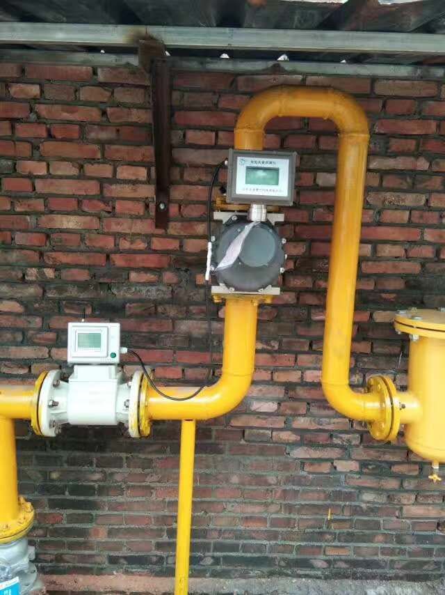 天然气流量计与管道安装现场